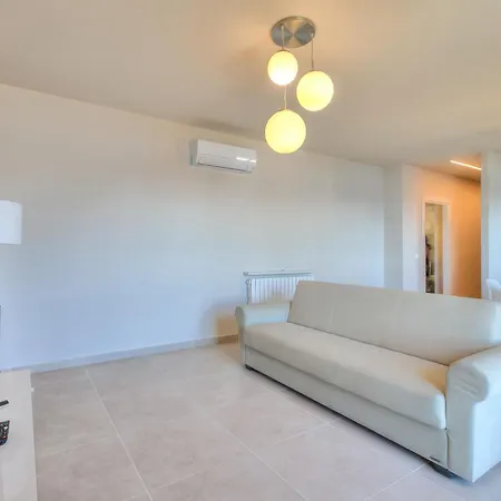 The Golden View: 2-Bed Apartment W/ Ac - Happy Rentals *