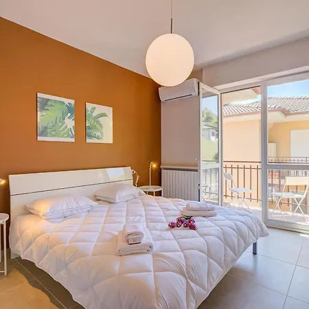 The Golden View - Happy *