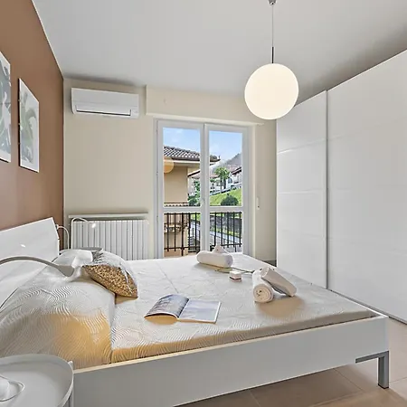 The Golden View: 2-Bed Apartment W/ Ac - Happy Rentals